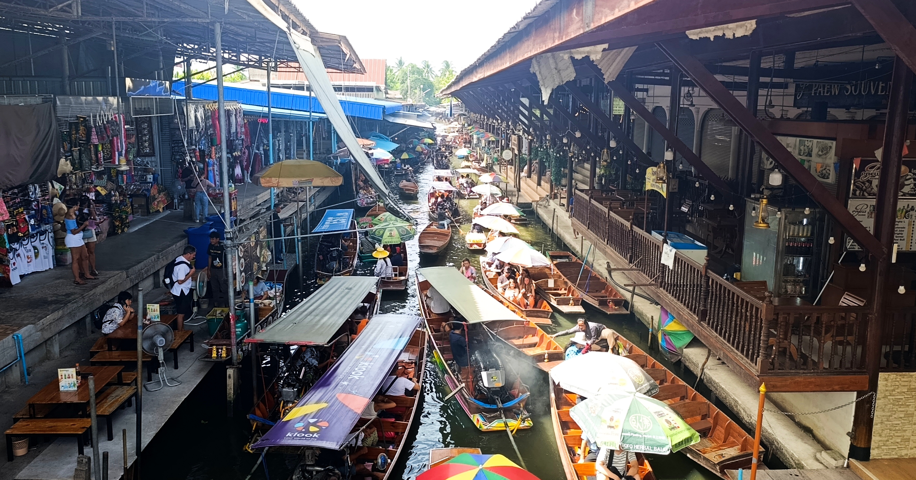 ร้านค้าลอยน้ำหลากสี