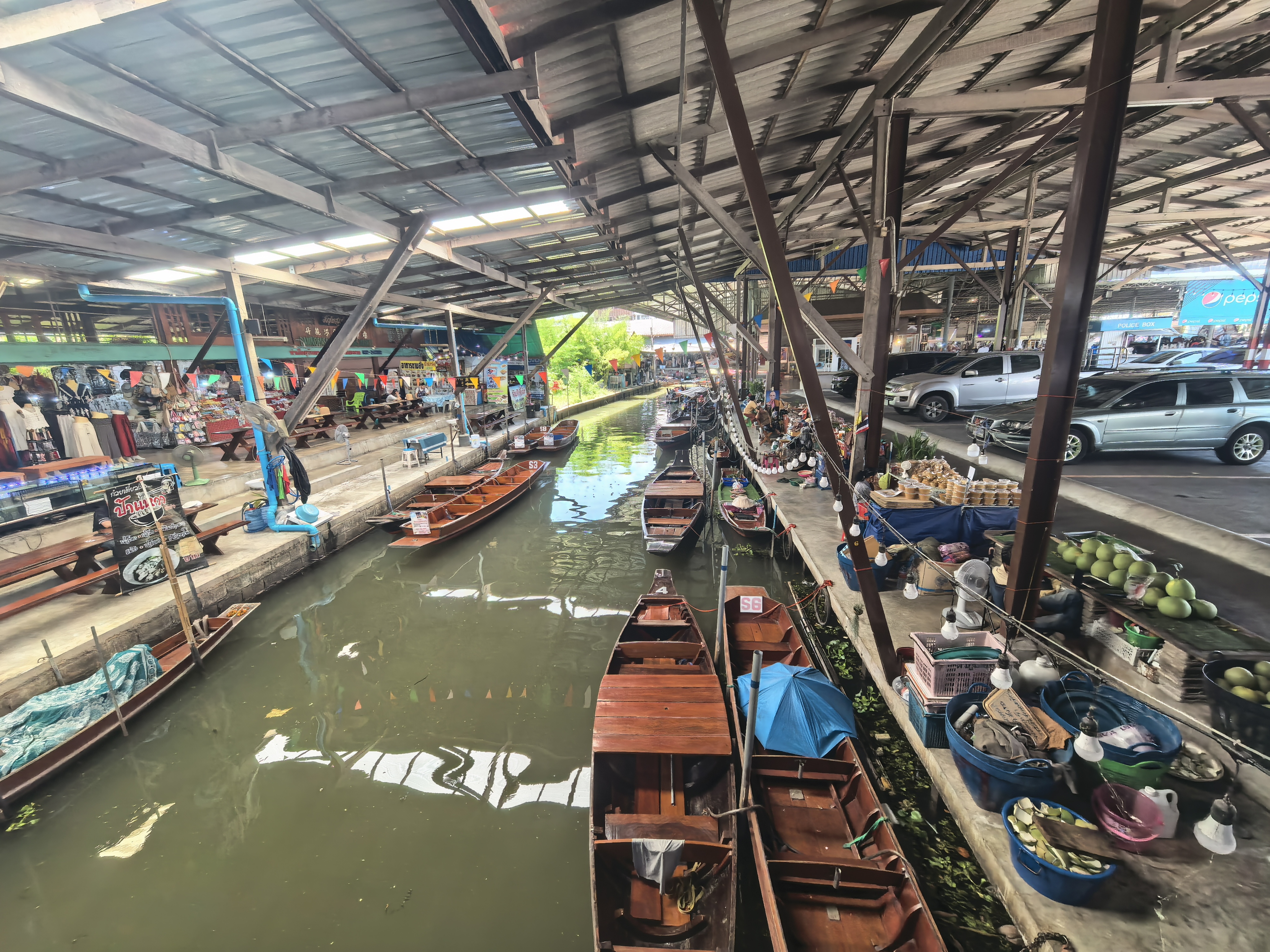 ชาวบ้านแลกเปลี่ยนสินค้าบนเรือ